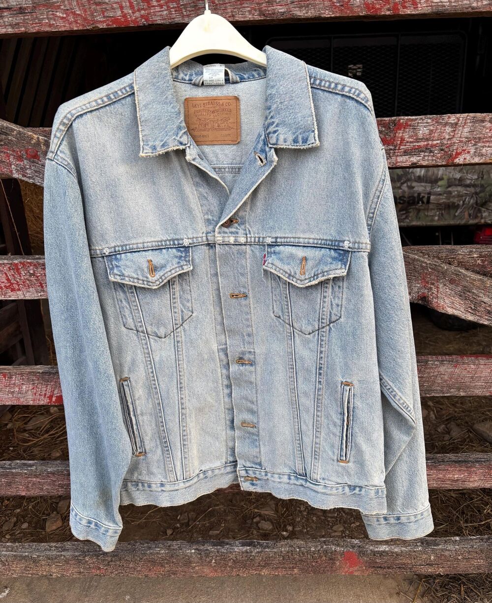 VTG Levi's 70507-0311 Men's Trucker Denim Jacket Size Large Distressed & Faded